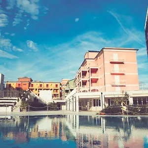 **** Semesteranläggning (resort) Ai Pozzi Village & Italien